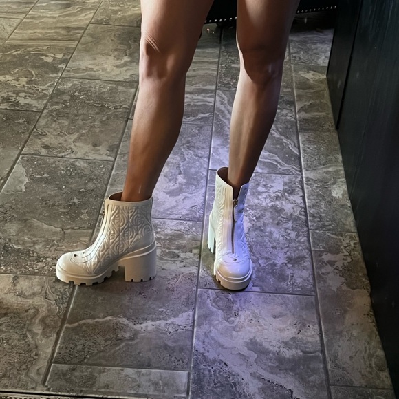 GUCCI TRIP G RHOMBUS LEATHER MID-HEEL LUG SOLE ANKLE BOOT IN WHITE 37